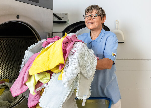 Das Befüllen der Waschmaschine gehört zu den Aufgaben von Hauswirtschaftsmitarbeiterin Kathrin Fuchs