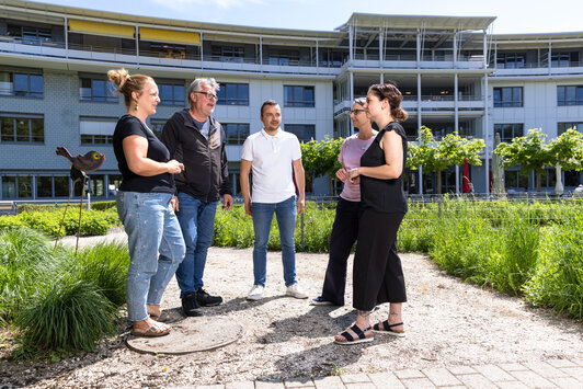 Besprechungen können auch stehend und im Freien stattfinden