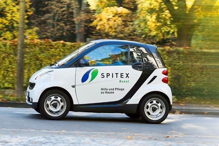 Spitexpress unterwegs zu einem Einsatz Spitexpress Auto von SPITEX BASEL unterwegs zu einem Notfall Einsatz