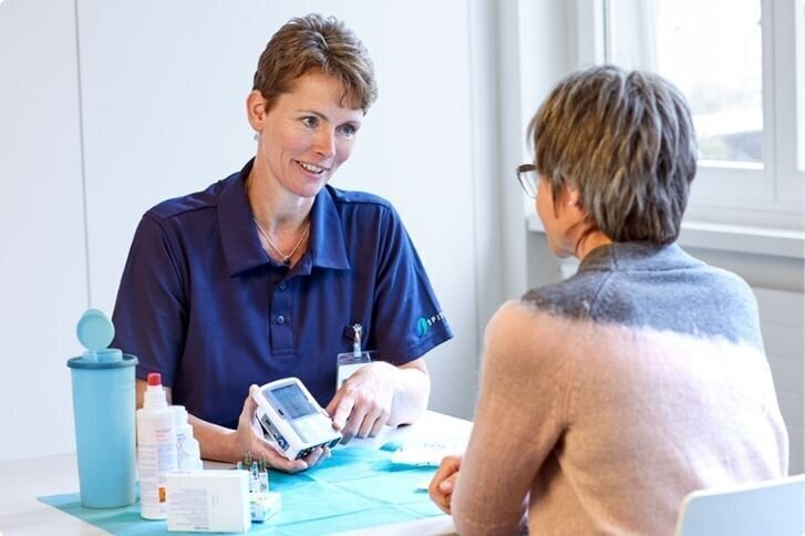 Individuelle Beratung durch diplomierte Pflegefachpersonen Pflegefachperson der Palliativ- und Onko-Spitex berät eine Kundin.