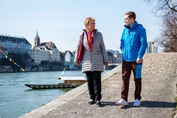 Abwechslungsreiche Zivildiensteinsätze bei SPITEX BASEL Zivildienstleistender spaziert mit älterer Dame am Rhein